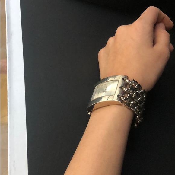 Guess Watch - requires new battery. - Picture 2 of 2